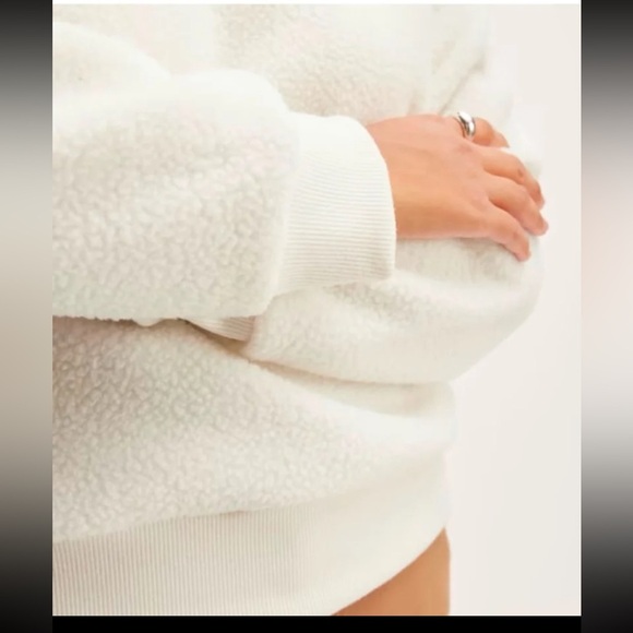 Everlane The ReNew Fleece Oversized Crew
In Bone 
Size Small - Picture 4 of 12